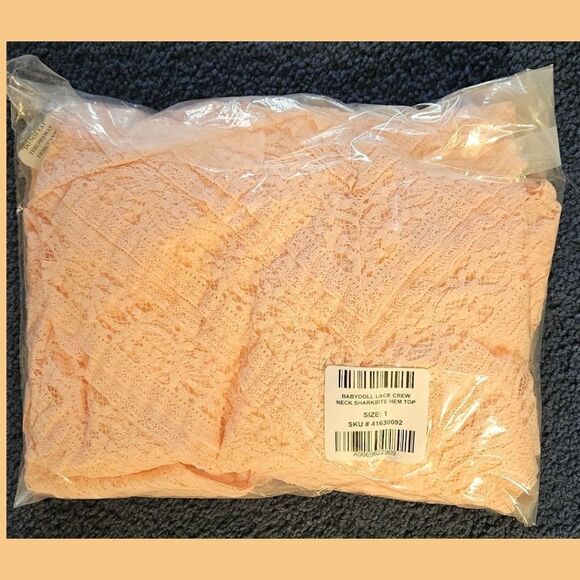 Torrid PlusโSize Babydoll Lace Crew Neck Sharkbite Hem Top 1X - Picture 14 of 16